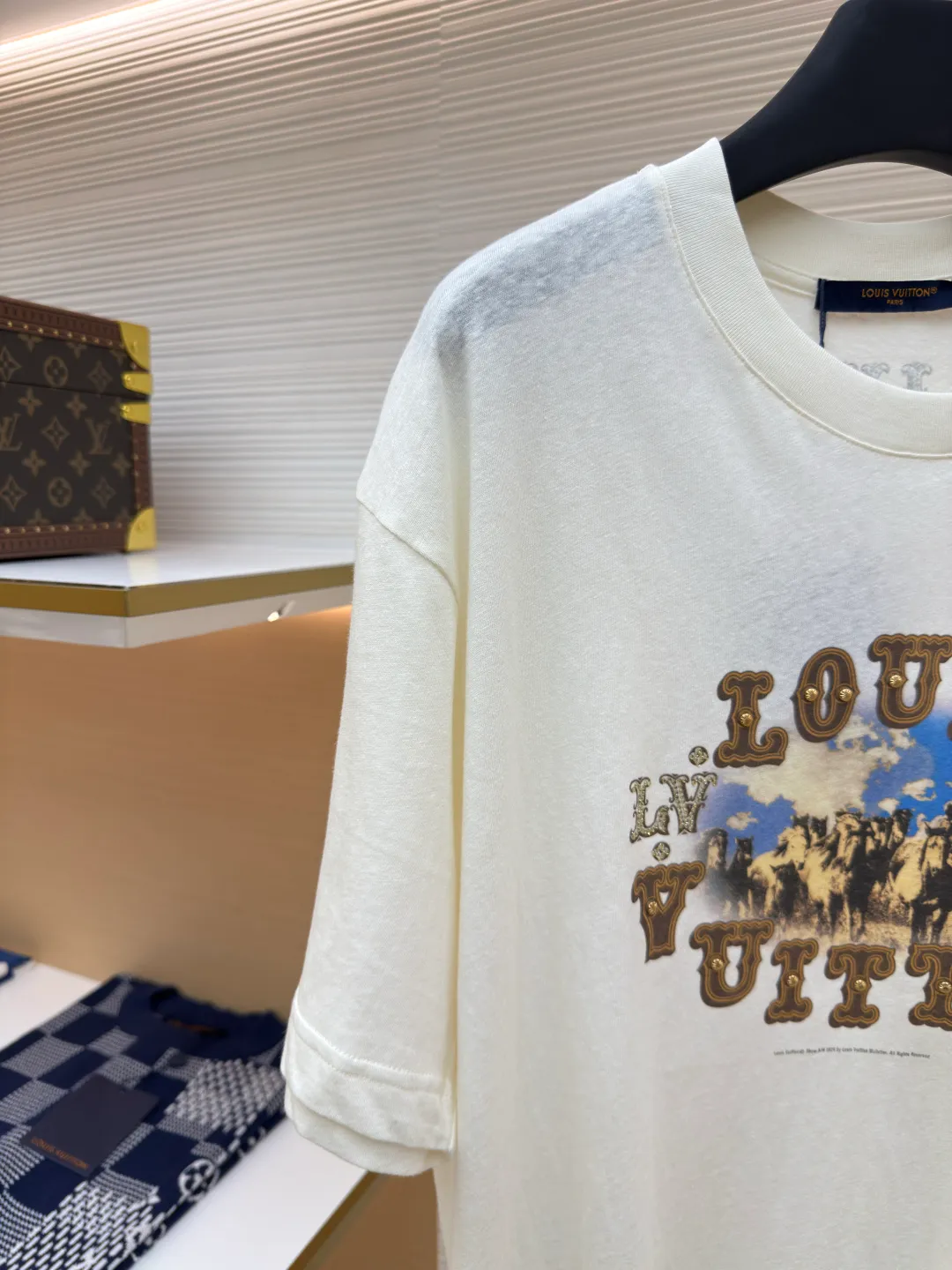 LOUIS VUITTON Snowflake cotton metal diamond T-shirt ●Authentic product: 8750 purchased for development ●Item number: 1680091-A35 ●Fabric: slub pattern snowflake cotton fabric ●Technology: glue printing ●Version: fitted version ●Weight: about 175 grams ●Size: XS-S-M-L ●Description: The fabric is made of slub pattern snowflake cotton fabric, matched with 32s double yarn 1*1 cotton horizontal machine to weave wide ribs. The front and rear panels are printed with eight-claw machine screen glue + local digital direct injection printing. The letter positions are manually swept with powder. High-quality diamonds imported from the Middle East are ironed, and bronze crown diamonds are imported from South Korea. The overall wiring is straight and delicate, the fabric is comfortable and soft, and the color is consistent without color difference. It can be matched with the same style to create a fashionable look and control various occasions. Customized accessories, complete with three standards, same style for men and women!